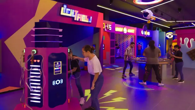 CUBE Arena — freistehende Spieleinheiten und Teams mitten im Spiel auf einer offenen Fläche